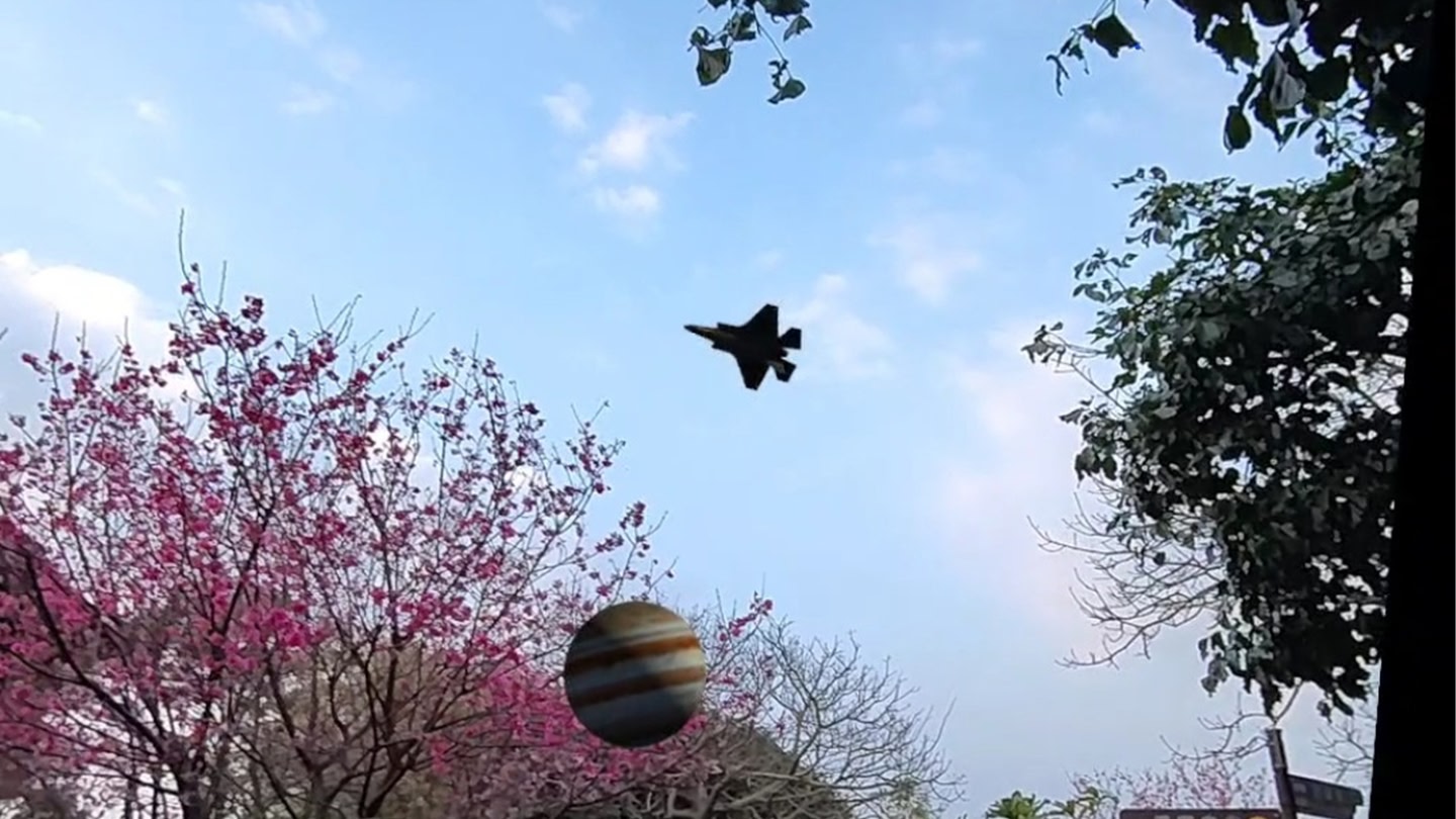 #5. FlyMe Remote control airplane Dogfight (Meta) بواسطة: Zen Chang